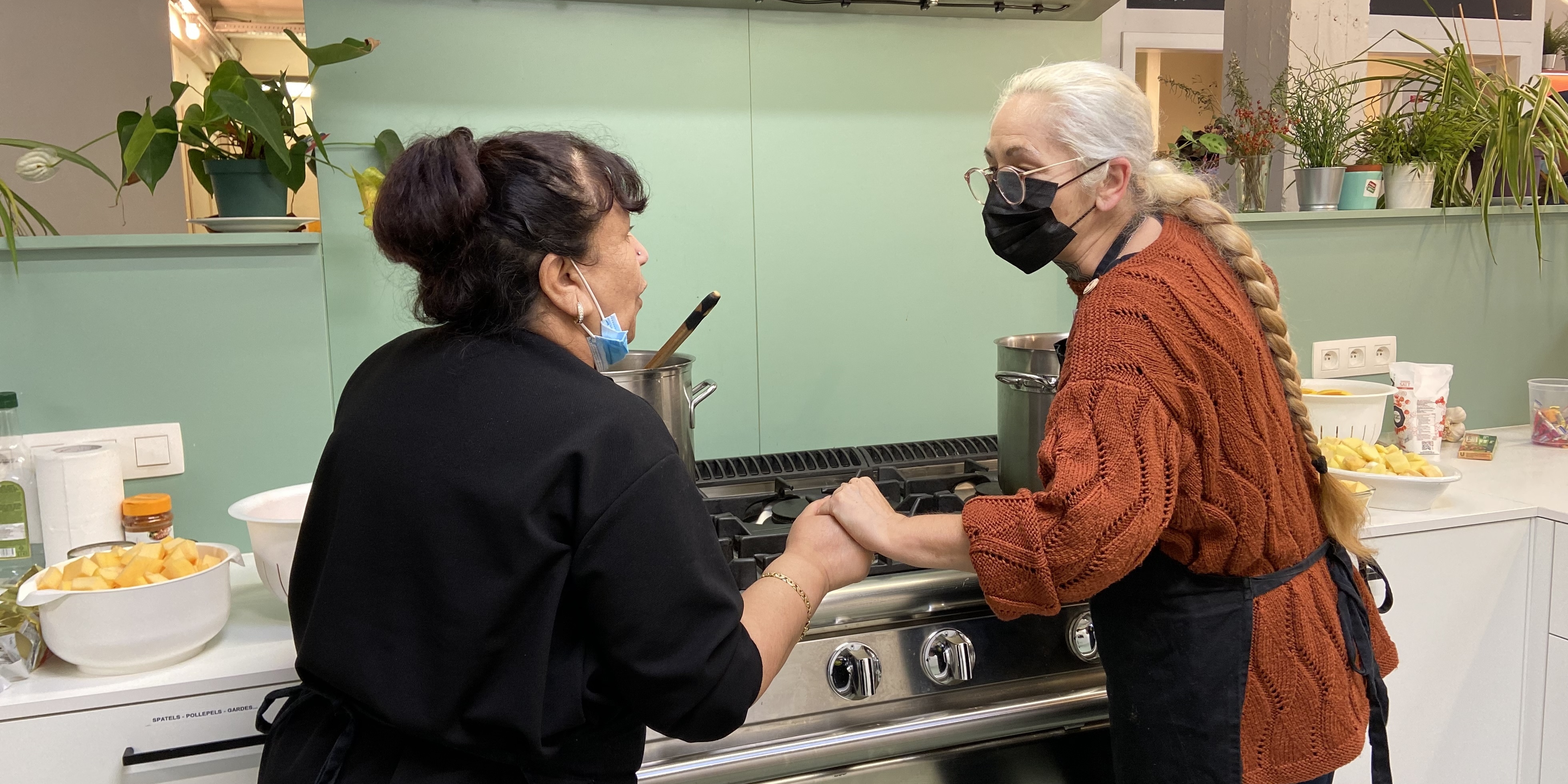 Twee dames samen aan het fornuis Twee dames samen aan het fornuis